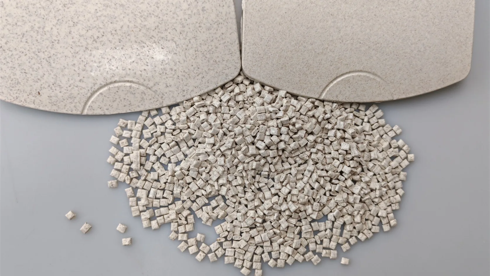 Molded grain-fiber PP and wheat-straw PP plaques with natural-fiber pellets